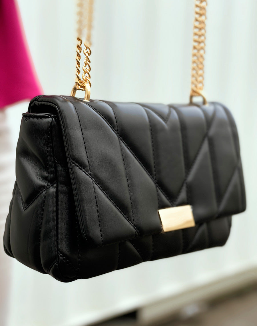 Pochette noire matelassée à détail doré