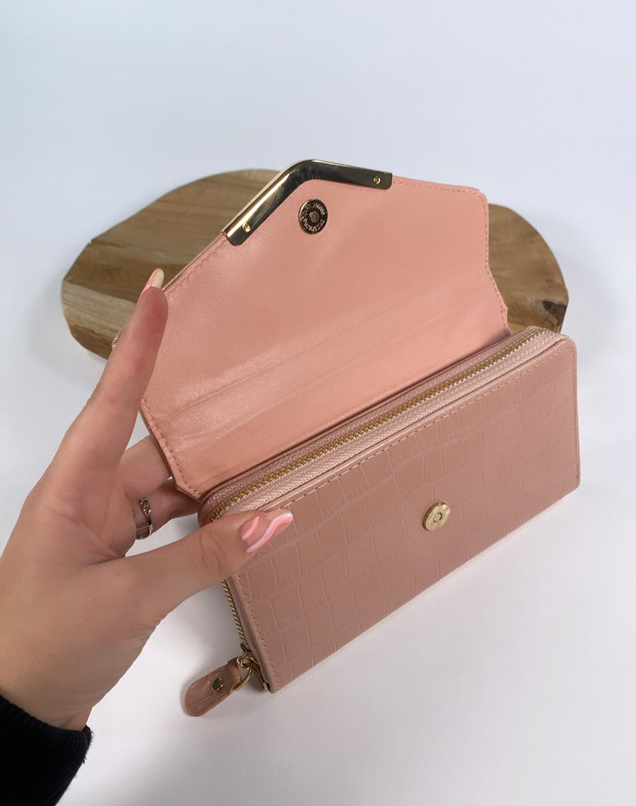 Portefeuille rose effet croco à détail doré