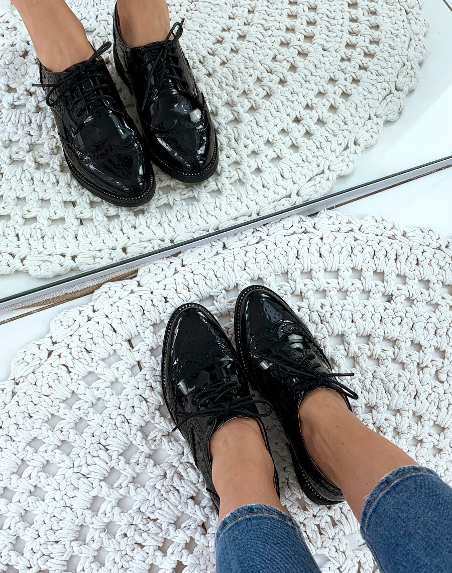 Richelieu noire vernies avec surpiq?res et d?tails strass