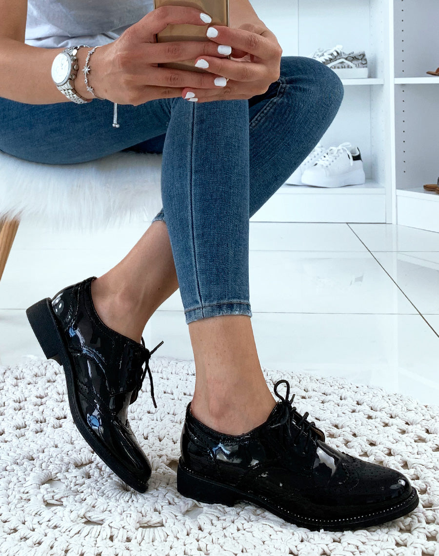 Richelieu noire vernies avec surpiq?res et d?tails strass