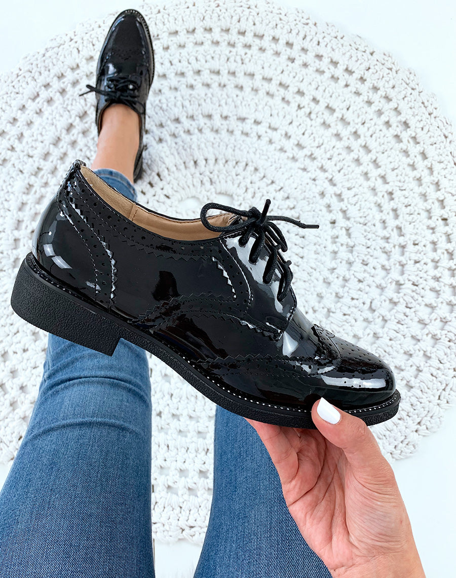 Richelieu noire vernies avec surpiq?res et d?tails strass