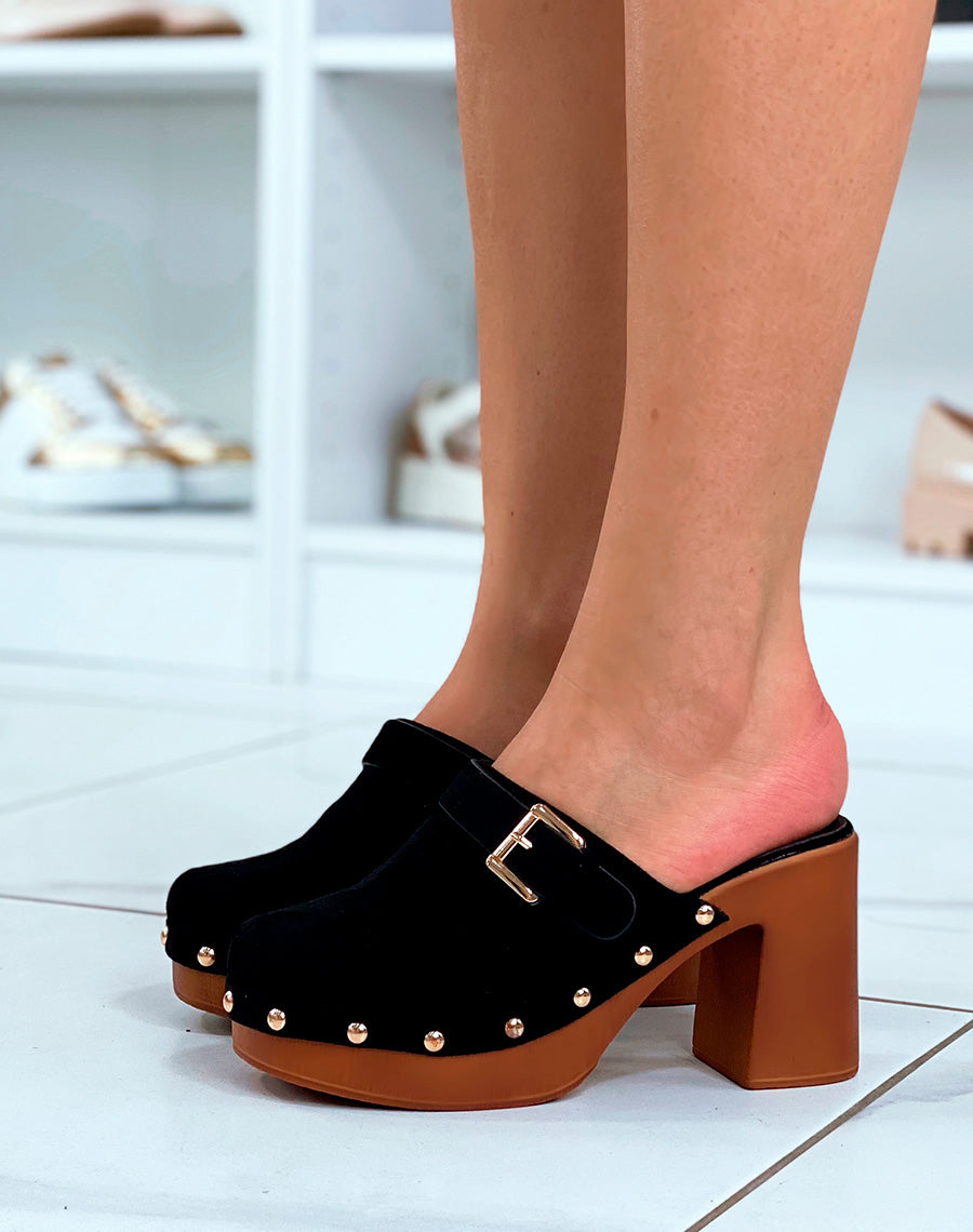 Sabots en suédine noire cloutés à sangle ajustable dorée