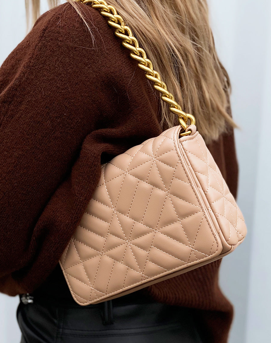 Sac bandoulière beige matelassé à grosse chaîne dorée