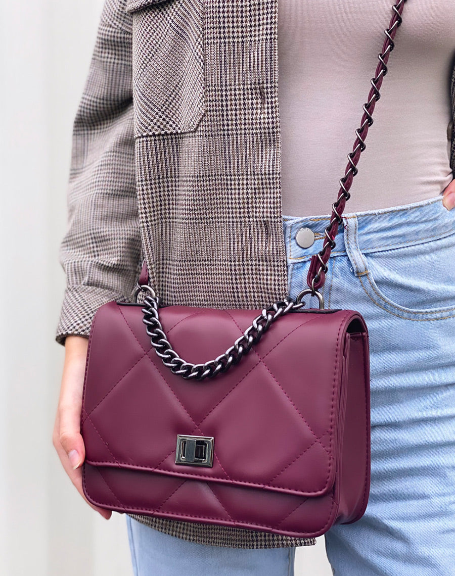 Sac bandoulière bordeaux effet matelassé à chaîne argentée