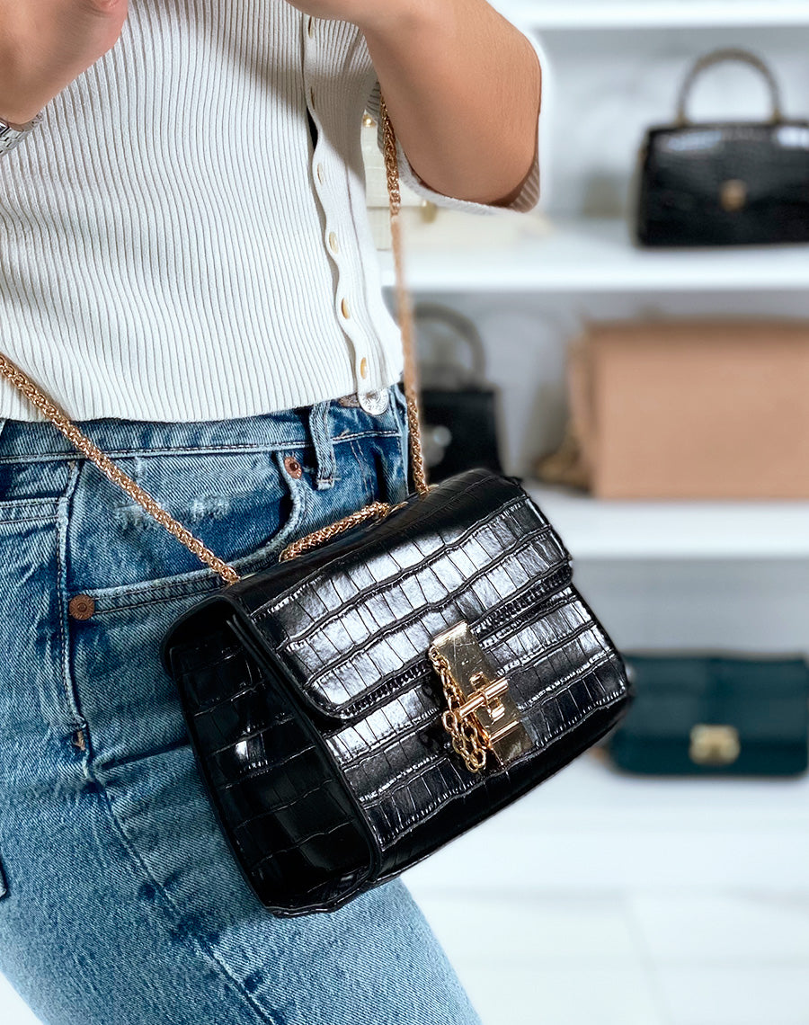 Sac bandoulière noir effet croco à détail doré