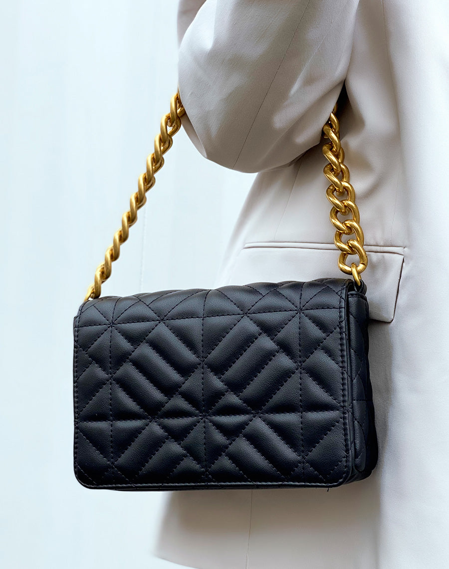 Sac bandoulière noir matelassé à grosse chaîne dorée
