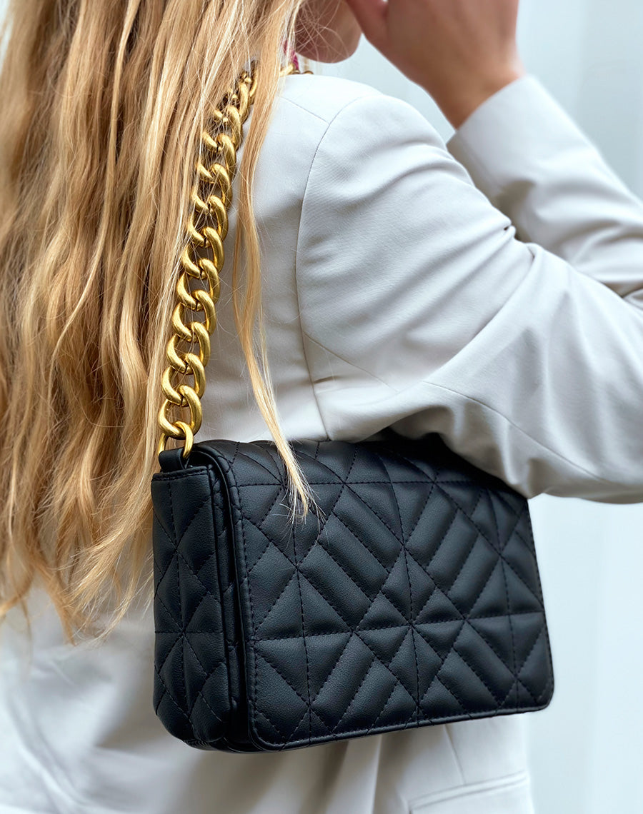 Sac bandoulière noir matelassé à grosse chaîne dorée