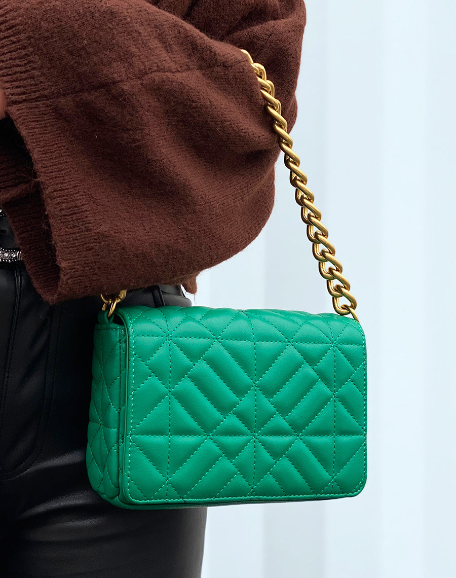 Sac bandoulière vert matelassé à grosse chaîne dorée