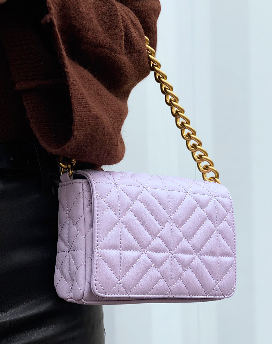 Sac bandoulière violet pastel matelassé à grosse chaîne dorée