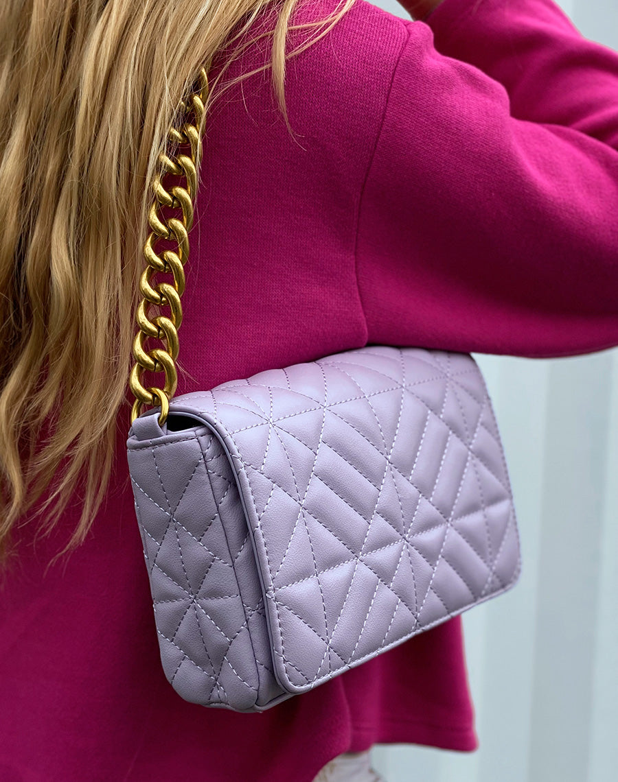 Sac bandoulière violet pastel matelassé à grosse chaîne dorée