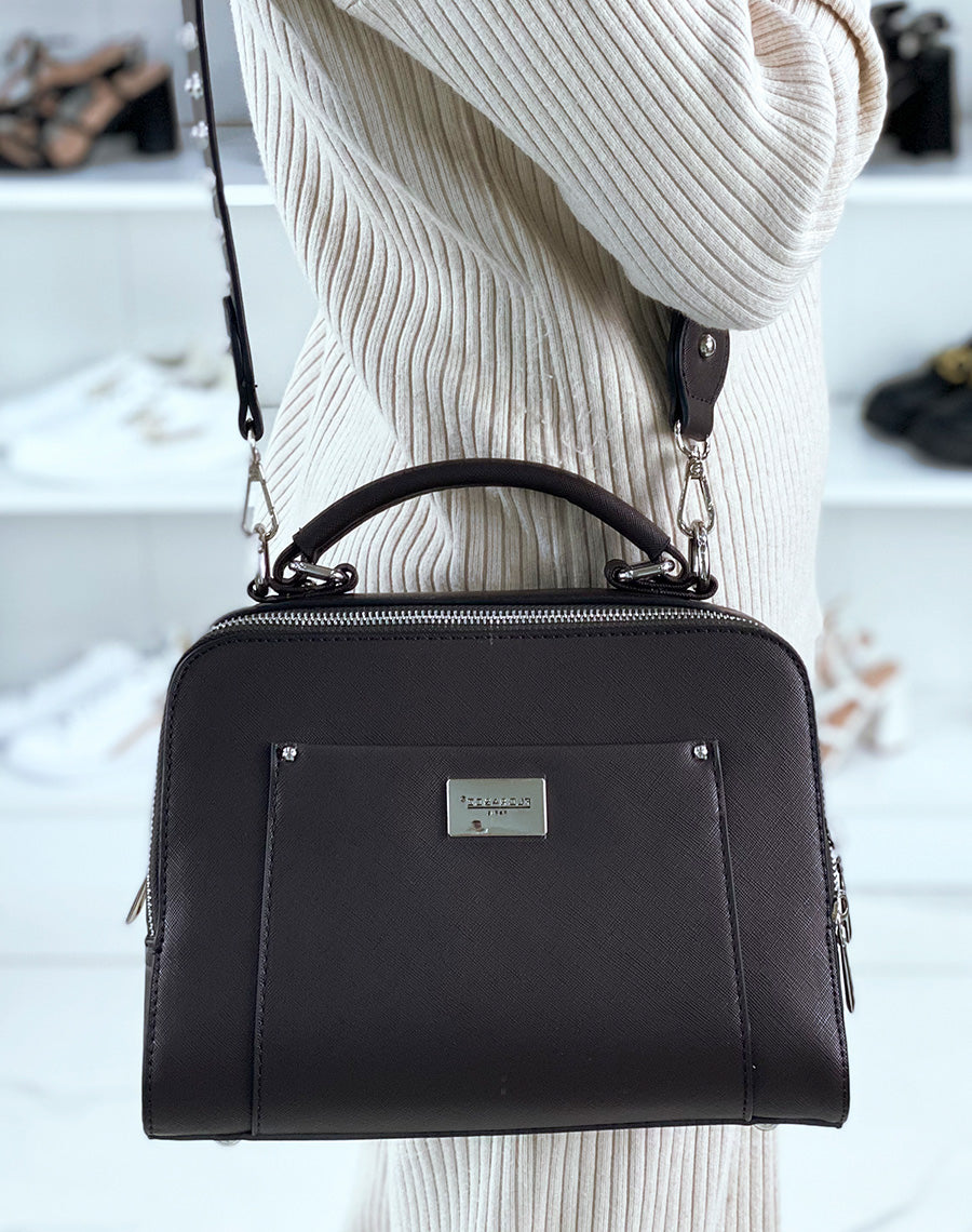 Sac chocolat porté épaule style cartable 