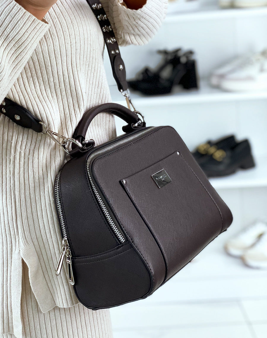 Sac chocolat porté épaule style cartable 