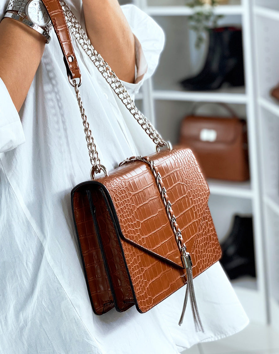Sac en bandoulière camel effet croco à chaînes argentés