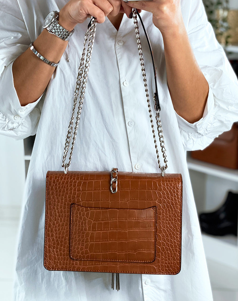 Sac en bandoulière camel effet croco à chaînes argentés