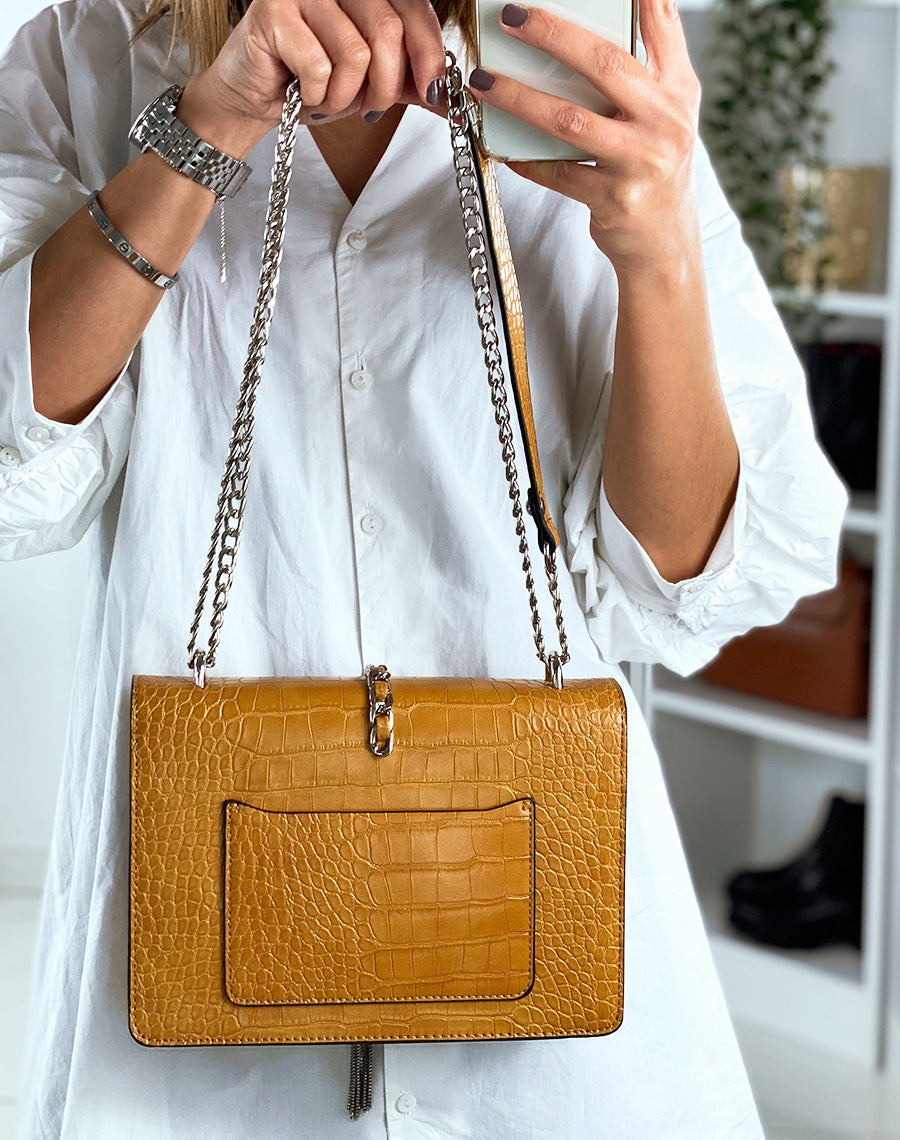 Sac en bandoulière moutarde effet croco à chaînes argentés