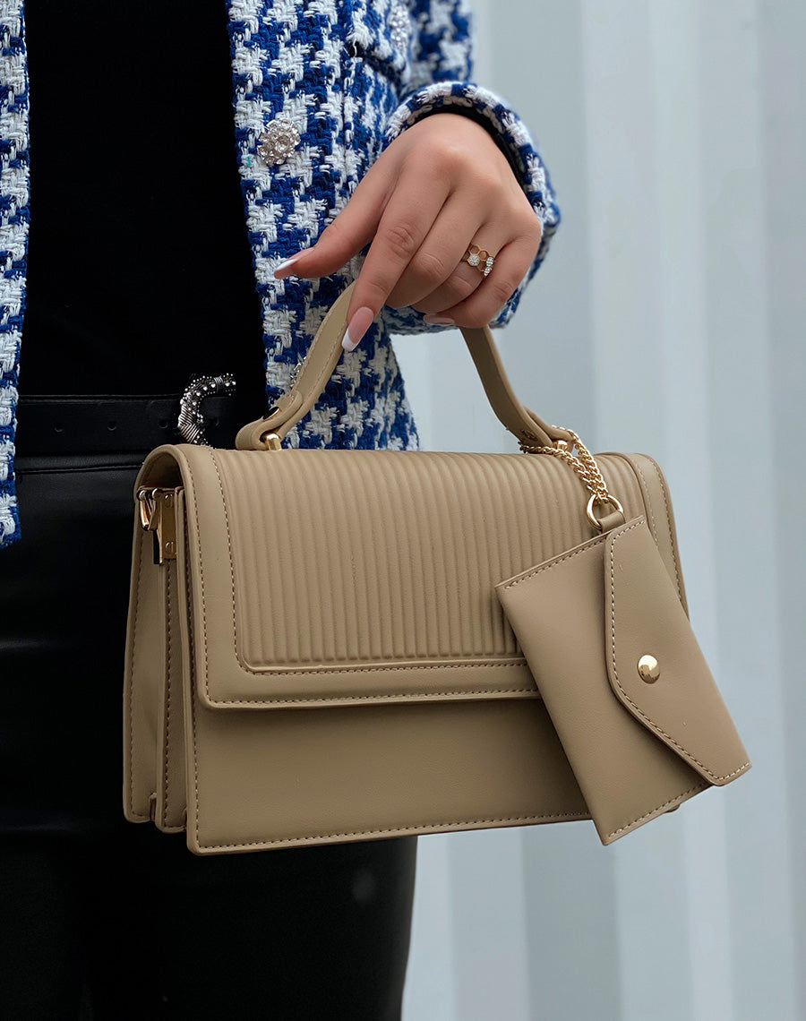 Sac à main beige accompagné d’une pochette