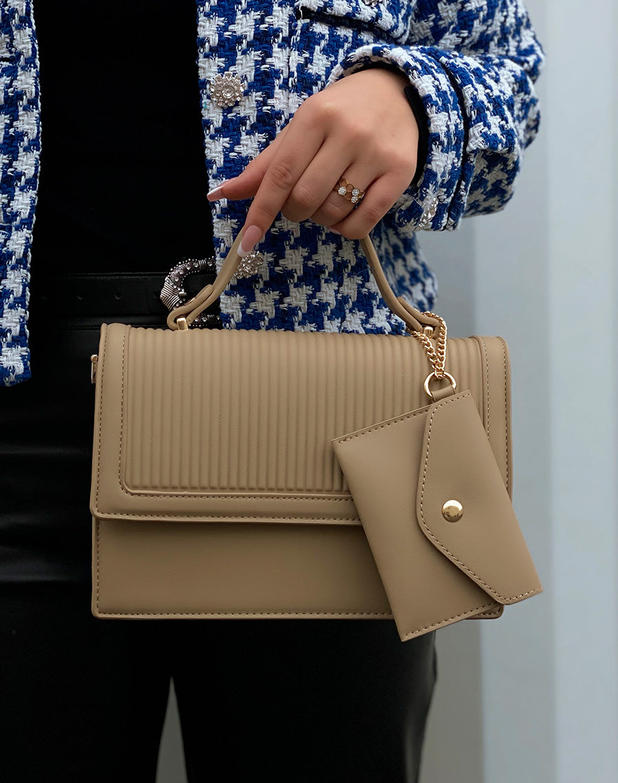 Sac à main beige accompagné d’une pochette