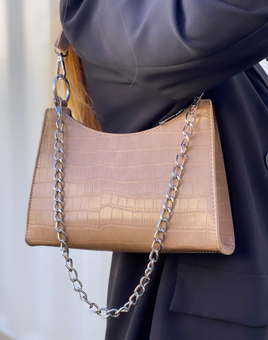 Sac à main beige effet croco orné d’une chaine 