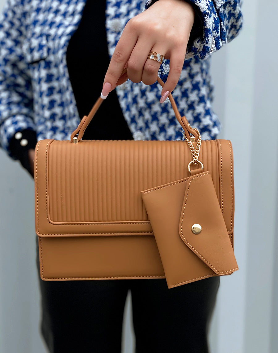 Sac à main camel accompagné d’une pochette