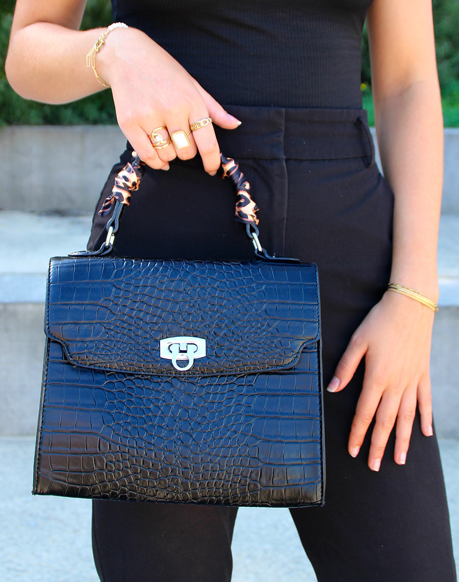 Sac à main effet croco noir orné d’un foulard
