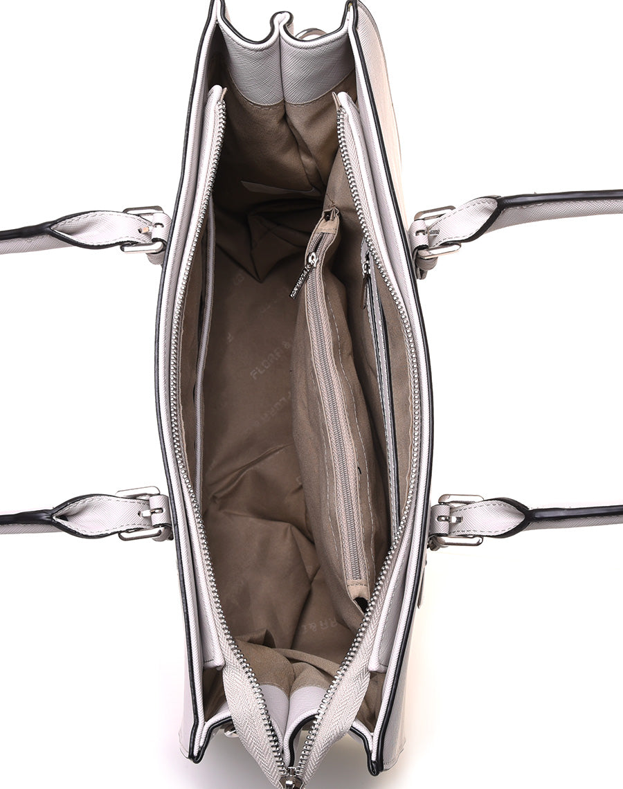 Sac à main gris clair rigide de forme rectangulaire