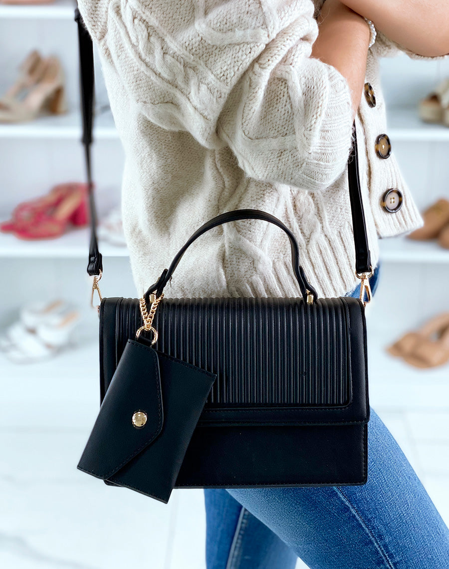 Sac à main noir accompagné d’une pochette