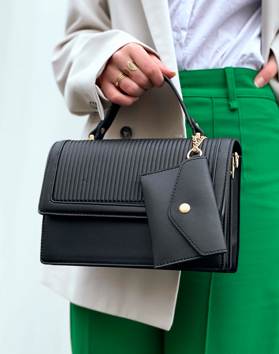 Sac à main noir accompagné d’une pochette