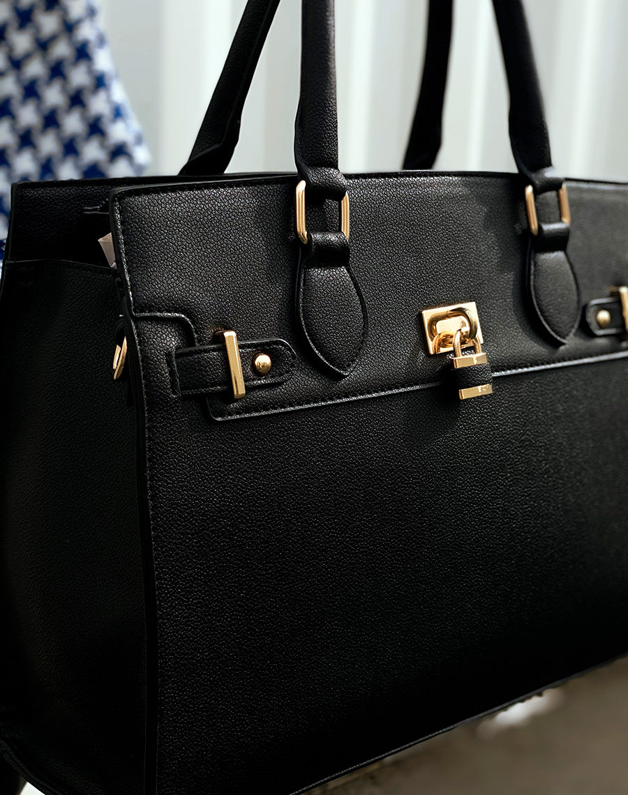 Sac à main noir à détails dorés 