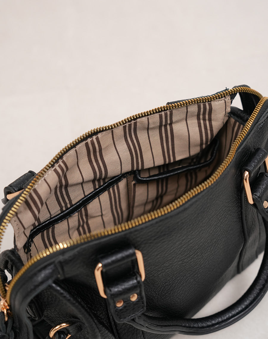 Sac à main noir à détails dorés