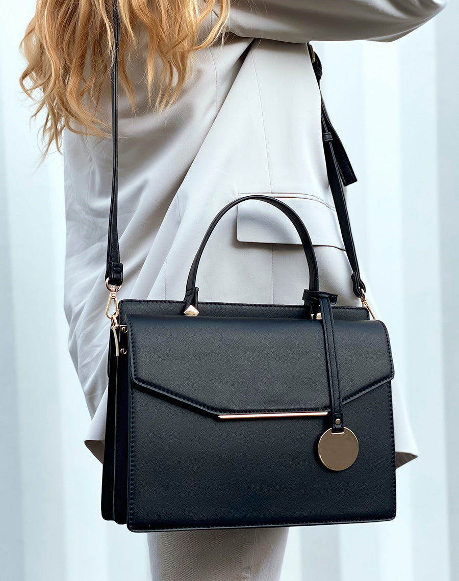 Sac à main noir à double ouverture et détails dorés