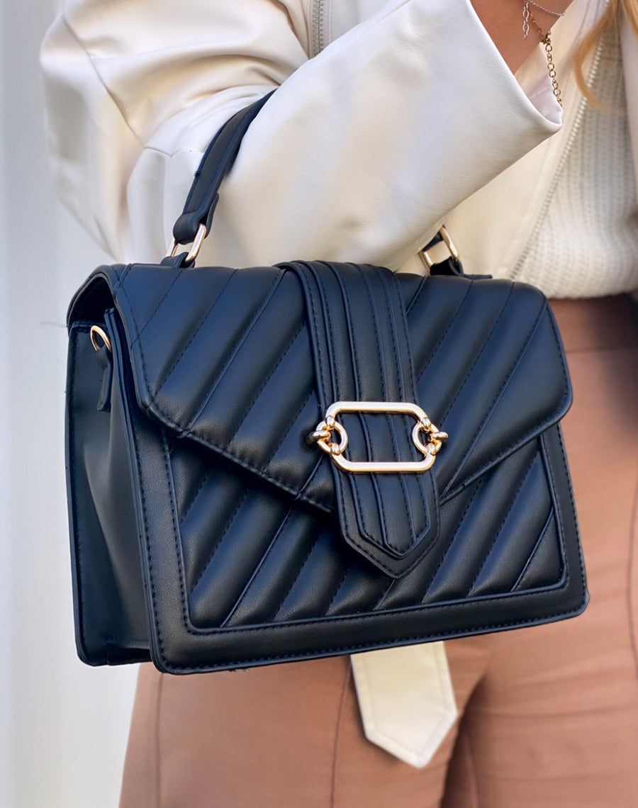 Sac à main noir matelassé à détail doré