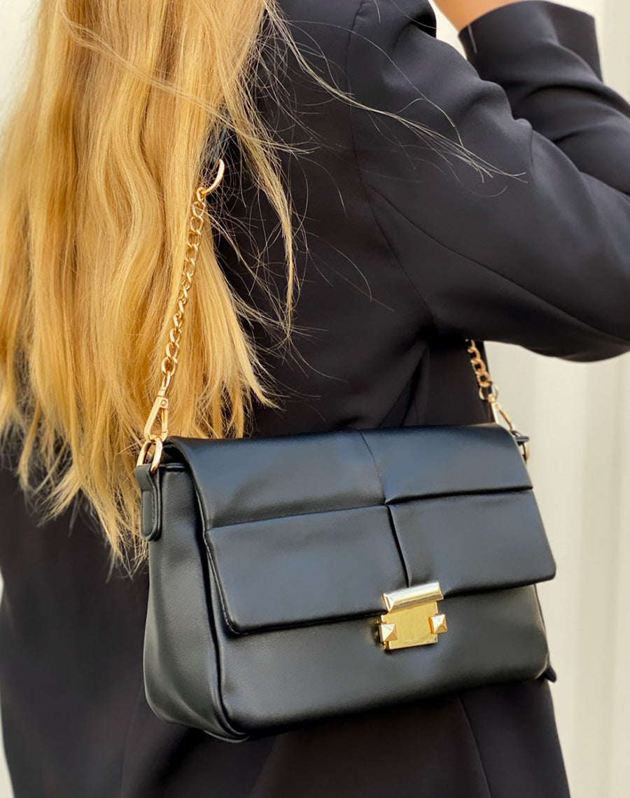 Sac à main noire quadrillée à détail doré