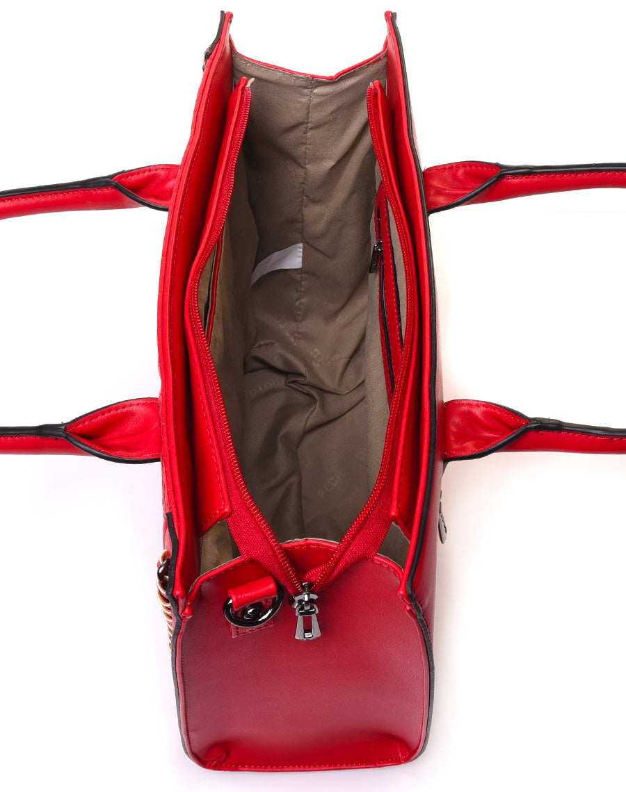 Sac à main rouge effet croco et détails chaînes