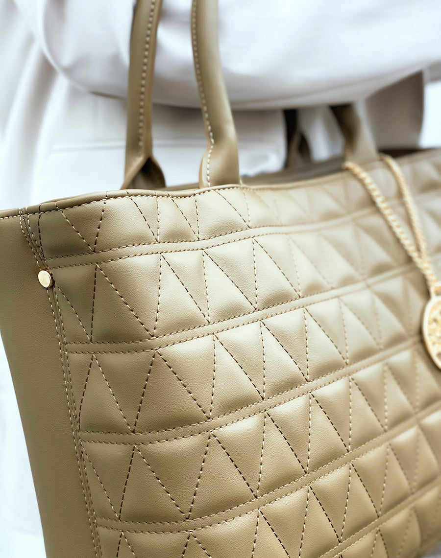 Sac à main vert kaki matelassé à pendentif doré