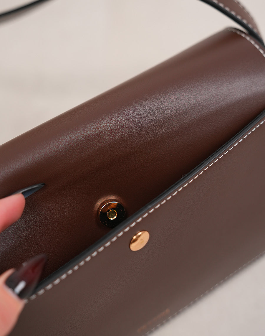 Sac marron chocolat à lanière ajustable 