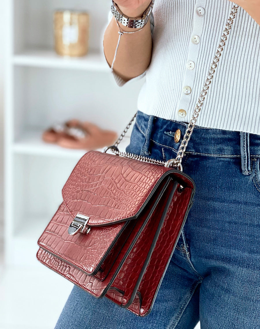 Sac rouge effet croco à bandoulière en chaine argentée