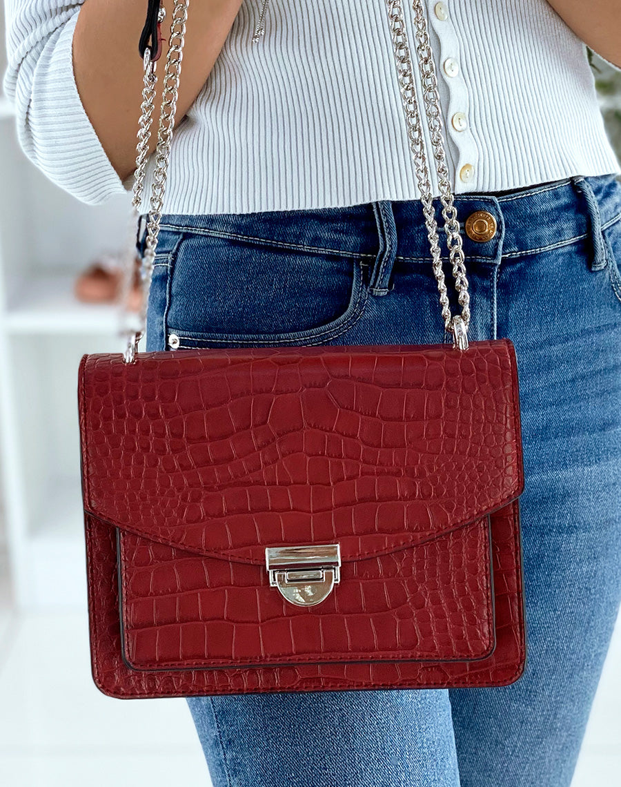 Sac rouge effet croco à bandoulière en chaine argentée