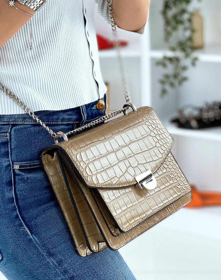 Sac taupe effet croco à bandoulière en chaine argentée