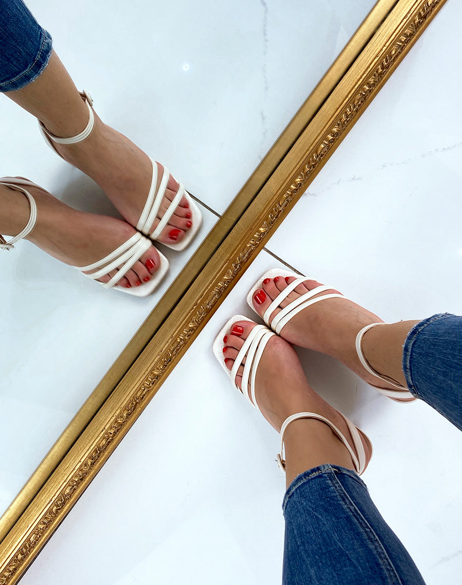 Sandale beige à fines brides et détail matelassé