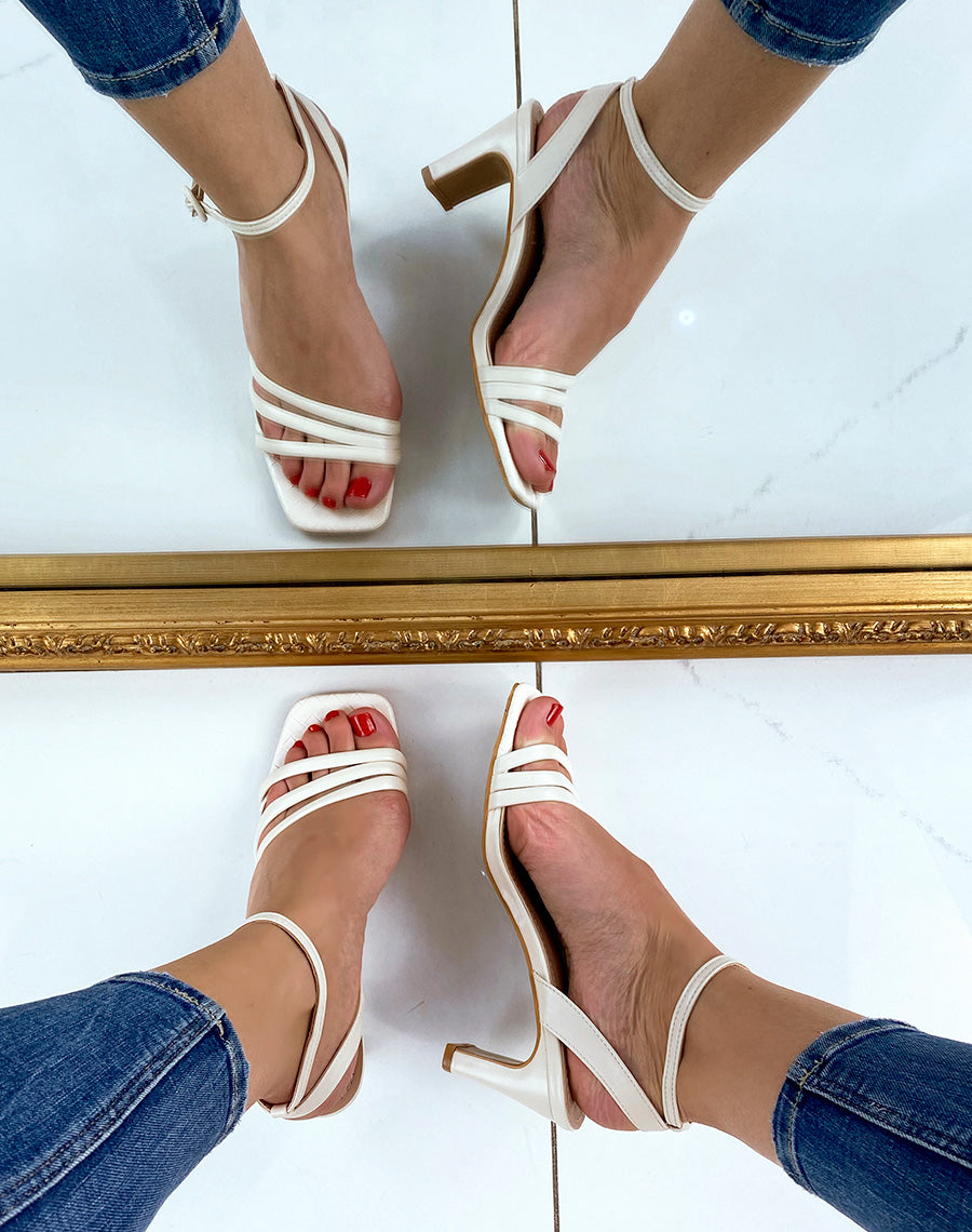 Sandale beige à fines brides et détail matelassé