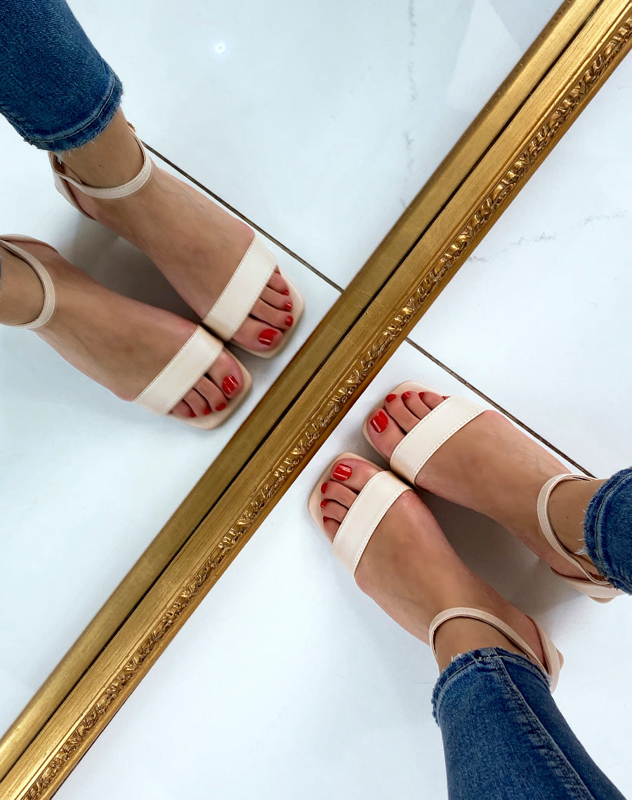 Sandale beige à petit talon carré