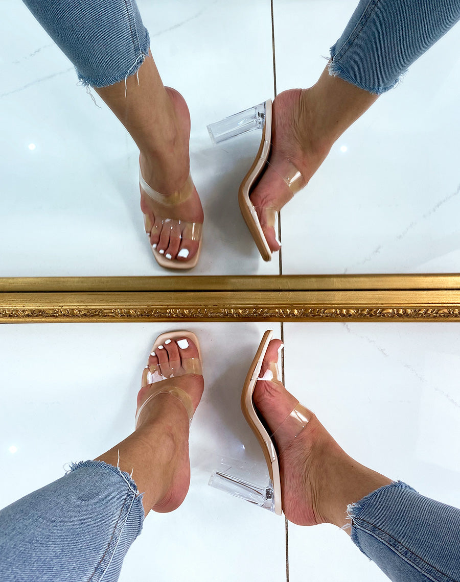Sandale beige à talon transparent