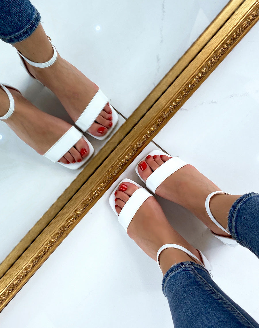 Sandale blanche à petit talon carré