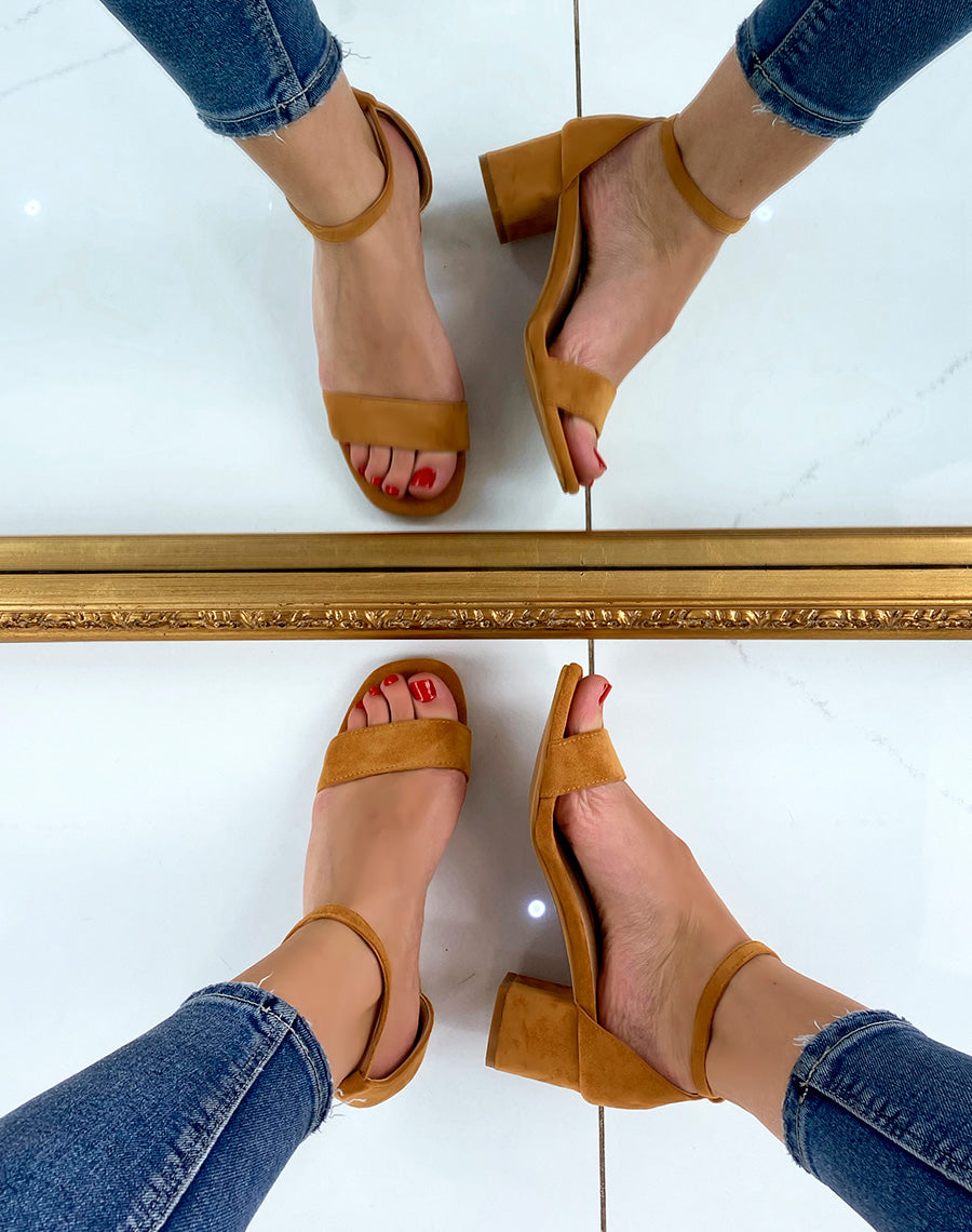 Sandale camel en suédine à petit talon