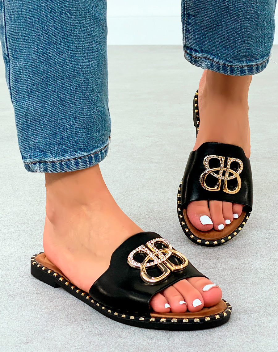 Sandale femme noire élégante avec boucle dorée et détails cloutés