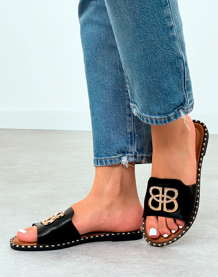 Sandale femme noire élégante avec boucle dorée et détails cloutés