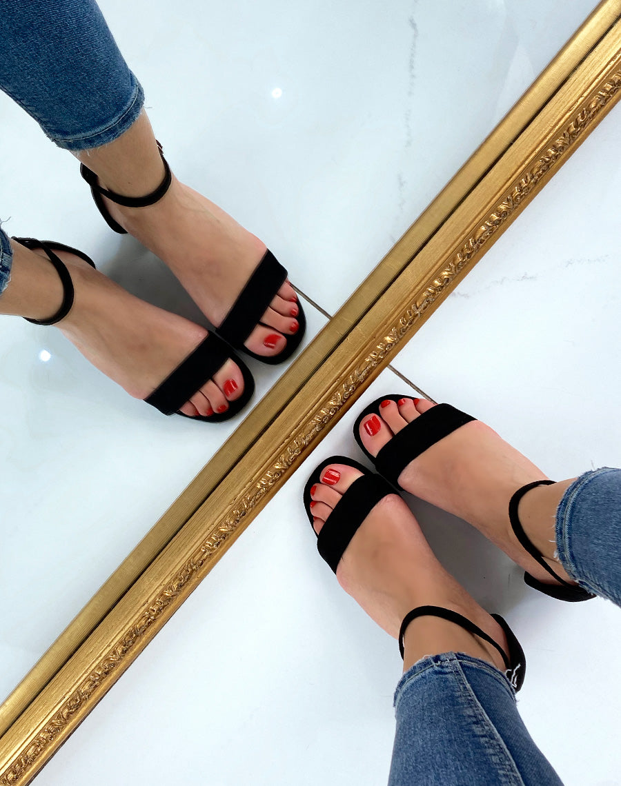 Sandale noire en suédine à petit talon