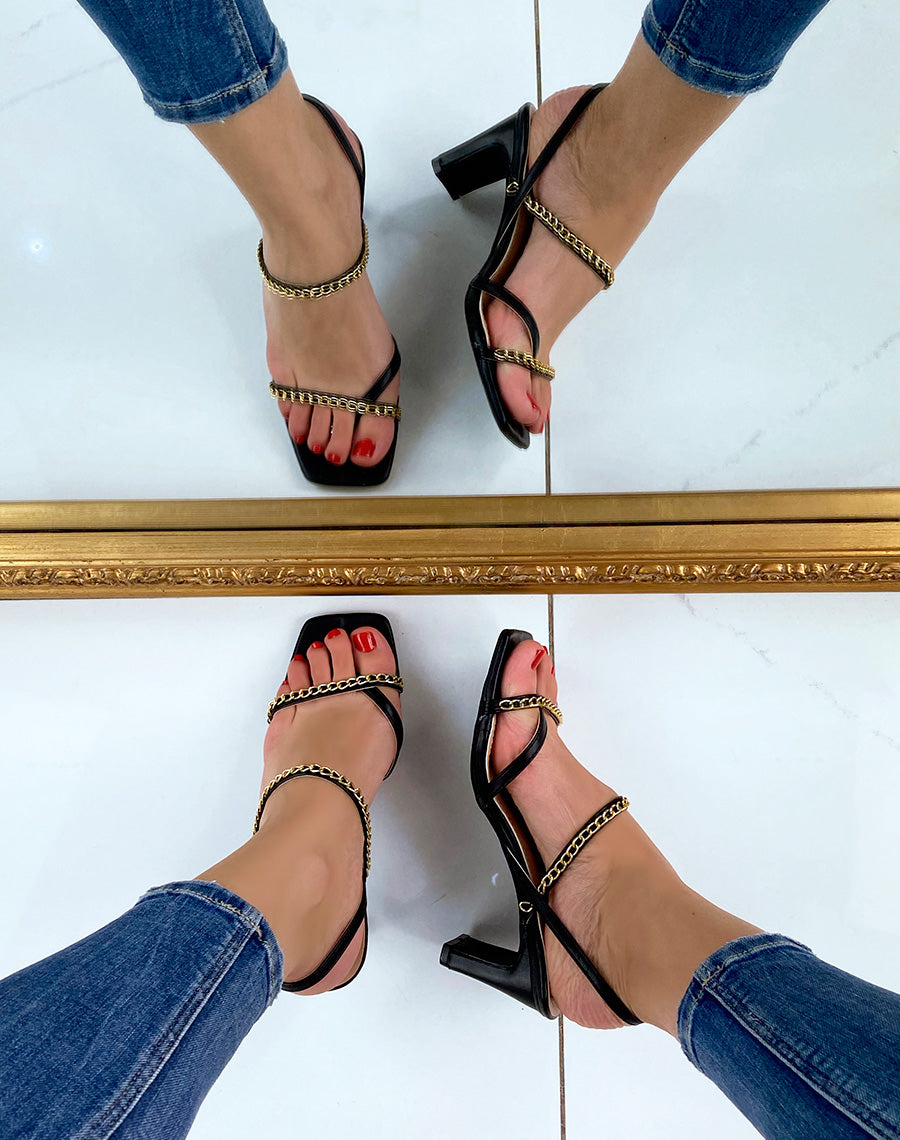 Sandale noire à lanière et chaînes dorées