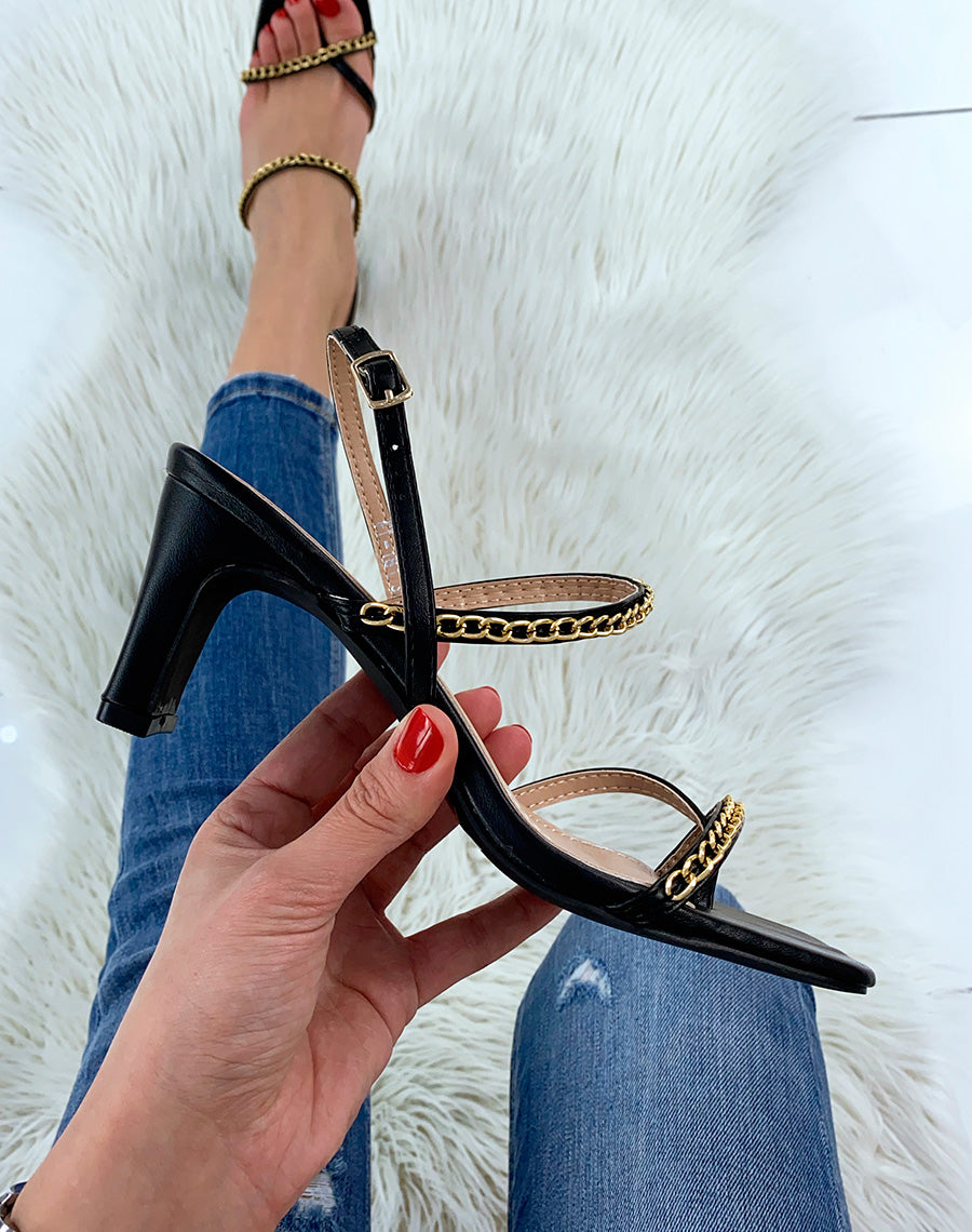 Sandale noire à lanière et chaînes dorées
