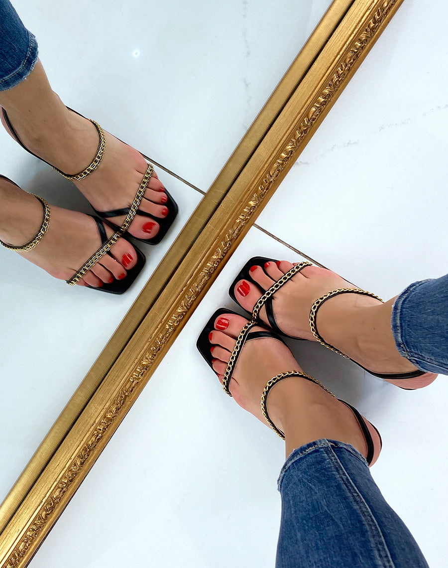 Sandale noire à lanière et chaînes dorées